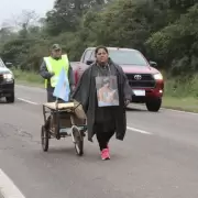 Salta: recorre más de 300 kilómetros para pedir justicia por la muerte de su hija y su nieta