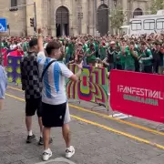 Mauro, el juje�o que "enfrent�" a cientos de hinchas Mexicanos