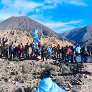 Con himno, banderas y sikus: la experiencia mundialista escolar que sorprendió en Hornillos