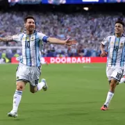 Argentina le ganó a Argelia con 3 goles de Messi, que igualó al máximo goleador en mundiales