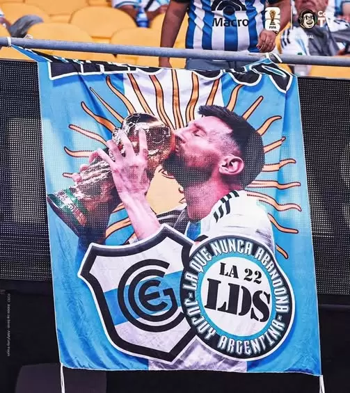Bandera de Gimnasia de Jujuy en el estadio Kansas City