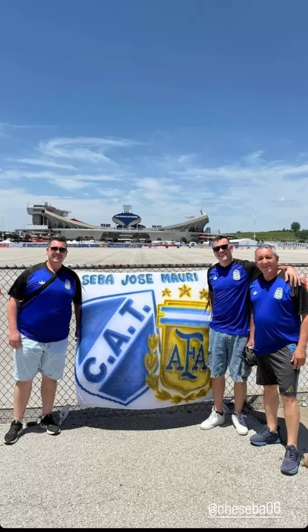 Familia de hinchas de Talleres de Perico en el estadio Kansas City