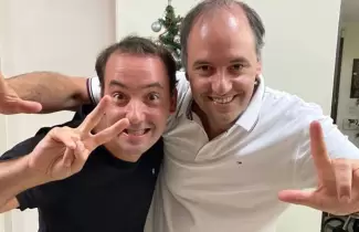 El jefe de Gabinete, Manuel Adorni junto a su hermano Francisco.