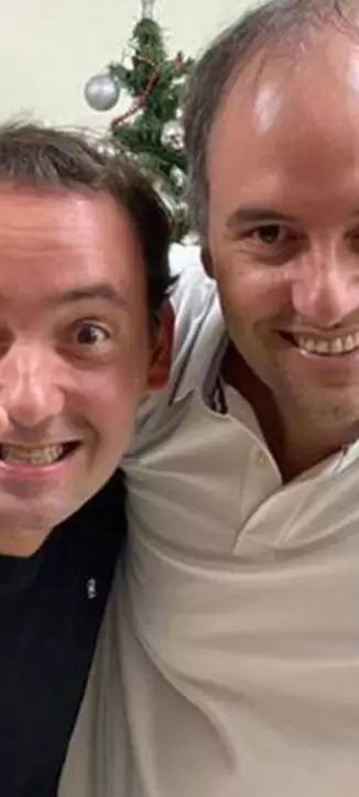 El jefe de Gabinete, Manuel Adorni junto a su hermano Francisco.