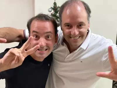 El jefe de Gabinete, Manuel Adorni junto a su hermano Francisco.
