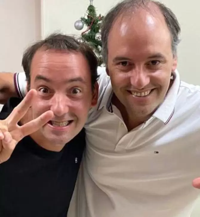 El jefe de Gabinete, Manuel Adorni junto a su hermano Francisco.