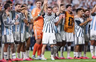 jugadores argentina botines rosas