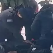 Polic�as le salvaron la vida a un hombre que se hab�a descompensado en la v�a p�blica