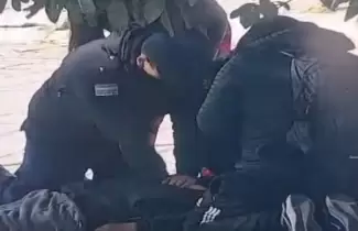 Polic�as lograron reanimar a un hombre en plena v�a p�blica