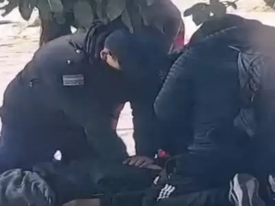 Polic�as lograron reanimar a un hombre en plena v�a p�blica