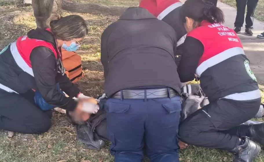 Policías lograron reanimar a un hombre en plena vía pública