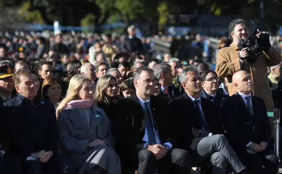 Funcionarios nacionales presentes en el acto por el Día de la Bandera