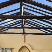 Las fuertes ráfagas de viento provocaron la voladura del techo de una iglesia en Maimará