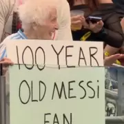 "Tengo 100 años y soy fan de Messi": quién es la mujer que se robó las miradas en el Mundial