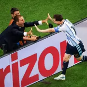 Quién es el periodista argentino que festejó el gol con Lionel Messi en el Mundial