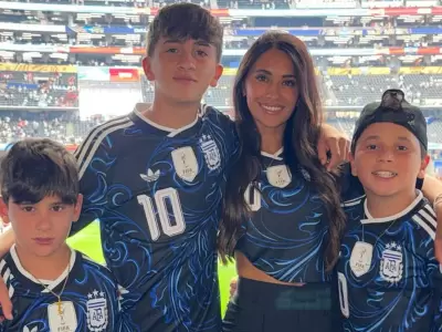 Explot� el palco: la emocionante reacci�n de Antonela y sus hijos al segundo golazo de Messi
