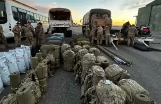 ayuda y perros rescatistas armada
