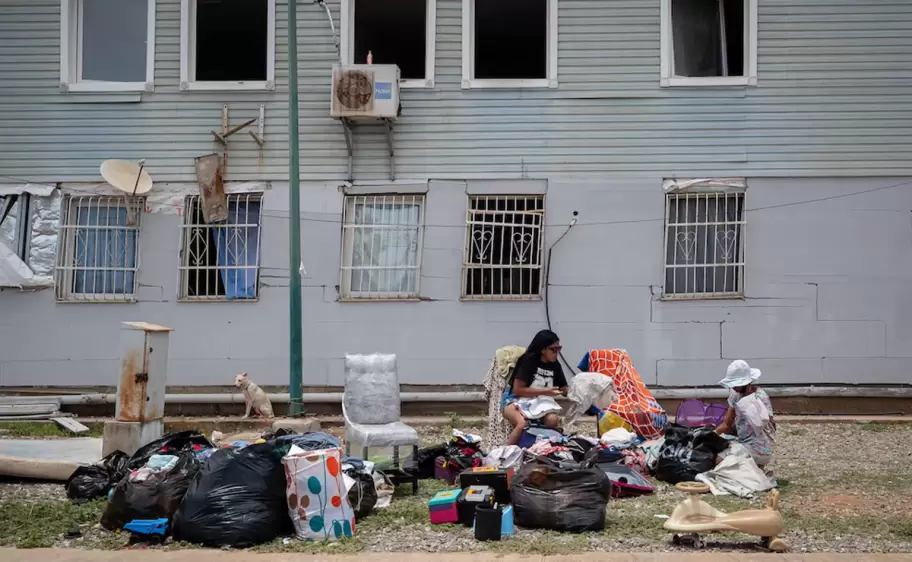 Personas fueron captadas este 28 de junio al esperar frente a un edificio afectado por los terremoto del pasado mi�rcoles, en Catia La Mar (La Guaira,