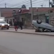 Alto comedero: volc� tras impactar contra un auto estacionado