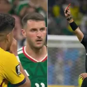 Ley Vinícius: el ecuatoriano Piero Hincapié fue expulsado ante México por taparse la boca al hablar con un rival