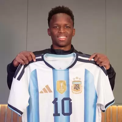 Kiki Ramos posando con la "10" de Lionel Messi