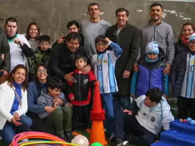 El gobernador visit� la primera escuela de f�tbol para ni�os y j�venes con autismo