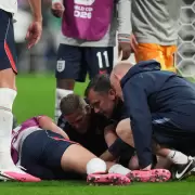 De la amonestación al hospital: qué le pasó al jugador de Inglaterra que terminó en camilla tras una insólita caída en los festejos