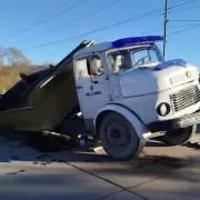 Un cami�n qued� incrustado tras ceder la calzada en avenida Balb�n y complic� el tr�nsito en Chijra