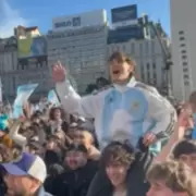 Miles de hinchas festejaron en el Obelisco la clasificaci�n de Argentina a cuartos del Mundial 2026