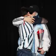 Qu� es el llamativo galard�n que Bizarrap le dio en la mano a Messi en pleno vestuario del Mundial
