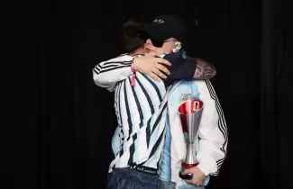 Qu� es el llamativo galard�n que Bizarrap le dio en la mano a Messi en pleno vestuario del Mundial