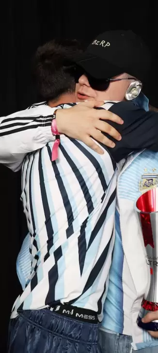 Qu� es el llamativo galard�n que Bizarrap le dio en la mano a Messi en pleno vestuario del Mundial