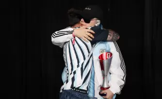 Qu� es el llamativo galard�n que Bizarrap le dio en la mano a Messi en pleno vestuario del Mundial