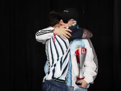 Qu� es el llamativo galard�n que Bizarrap le dio en la mano a Messi en pleno vestuario del Mundial