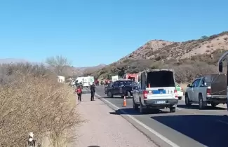 Grave siniestro vial en Humahuaca: chocaron un auto y dos motos sobre Ruta 9, hay dos personas fallecidas