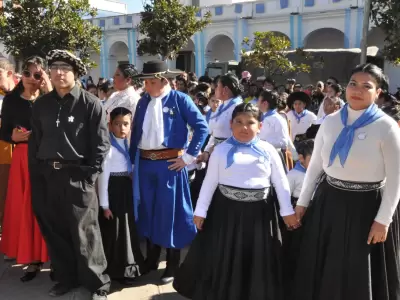 "Plaza que Danza" reuni� a vecinos y turistas en la Plaza Belgrano para celebrar el 9 de Julio