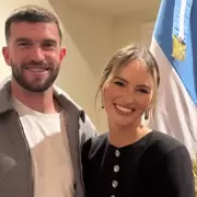 El jugador más viral del Mundial, Tim Payne, celebró el 9 de Julio junto a su esposa en la Embajada Argentina y causó furor