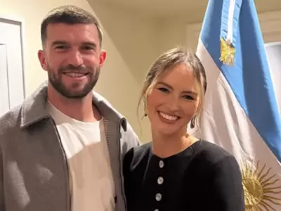 El jugador m�s viral del Mundial, Tim Payne, celebr� el 9 de Julio junto a su esposa en la Embajada Argentina y caus� furor