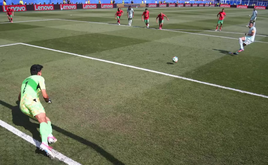 Bounou atajó un penal a Mbappé en los cuartos de final del Mundial 2026, el primero que el delantero francés falló en una Copa del Mundo (REUTERS/Omar