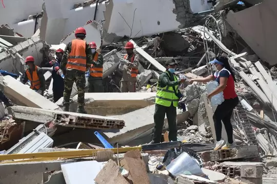 Tareas de remoción de escombros en La Guaira