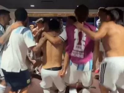 Estamos re locos: Otamendi mostr� la intimidad del festejo de la Selecci�n en el vestuario tras el pase a semis