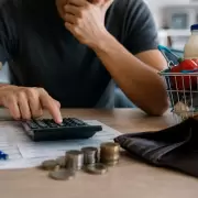 La mitad de los argentinos se considera de clase baja y casi 9 de cada 10 cree que su salario pierde contra la inflación