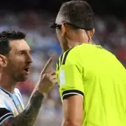 "Es el árbitro favorito de Messi": un reconocido diario inglés reavivó la polémica antes del cruce entre Argentina e Inglaterra