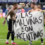La AFA respondi� tras la pol�mica por la bandera de Malvinas: "La camiseta albiceleste abre puertas donde muchas veces no llegan los discursos"