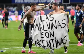 Bandera "Las Malvinas son son argentinas"