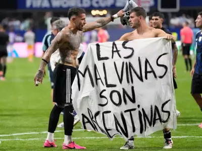 Bandera "Las Malvinas son son argentinas"