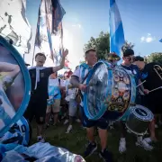 A horas de la final del Mundial, los hinchas argentinos organizan un masivo banderazo en Times Square