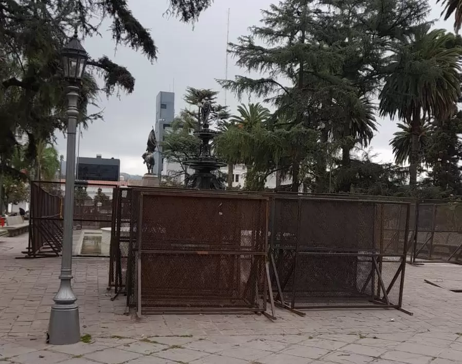Fuente de Plaza Belgrano vallada