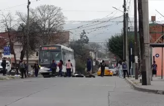 Corte de calle por falta de luz en distintos barrios de la ciudad