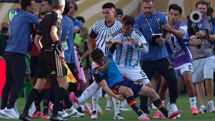 pelea al finalizar el partido, paredes